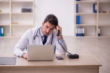 Teletıp konseptinde genç doktor