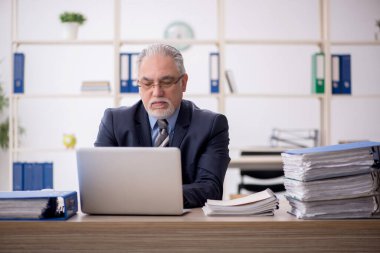 İş yerinde çalışan eski patron.