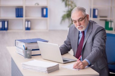 İş yerinde çalışan eski bir işadamı