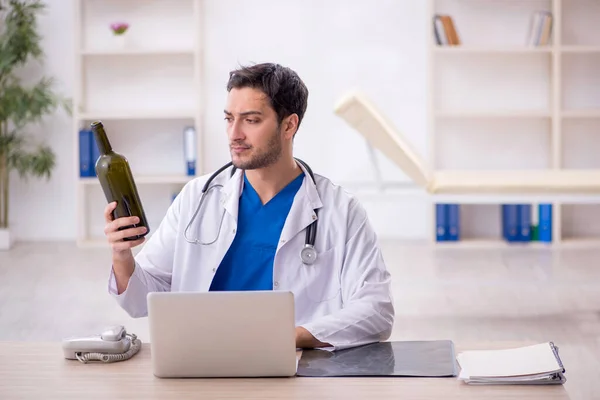 Young Doctor Alcoholism Concept — Stockfoto