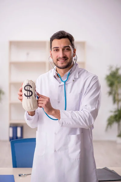 Genç Doktor Para Çantasına Ödül Konseptini Koydu — Stok fotoğraf