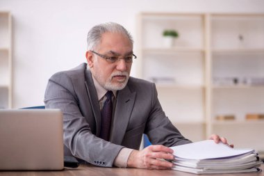 İş yerinde çalışan eski bir işadamı