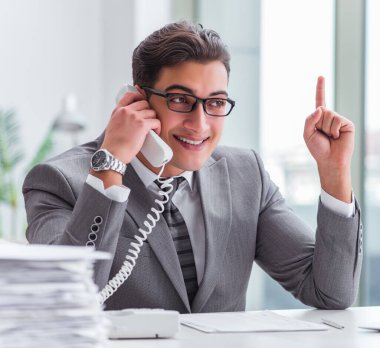 Çağrı merkezi operatörü telefonda konuşuyor.