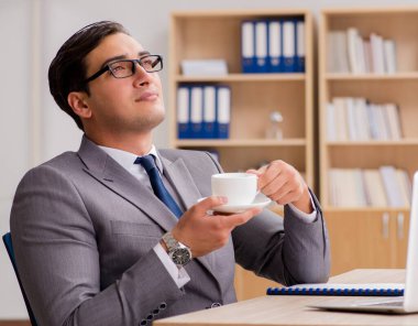 Ofiste çalışan yakışıklı genç işadamı.