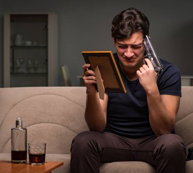 İntiharı düşünen umutsuz adam.