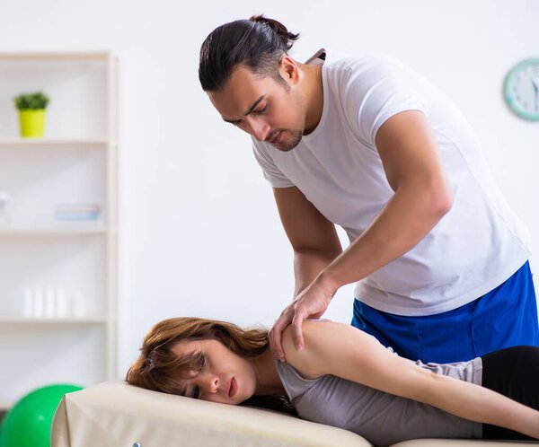 Молодая женщина, посещающая врача-физиотерапевта