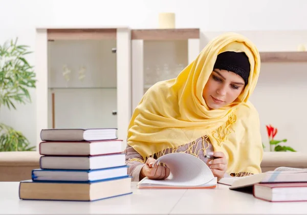 Studentessa Hijab Che Prepara Gli Esami — Foto Stock