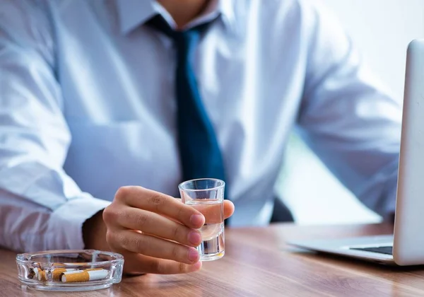 Der Männliche Mitarbeiter Trinkt Wodka Und Raucht Zigaretten Arbeitsplatz — Stockfoto