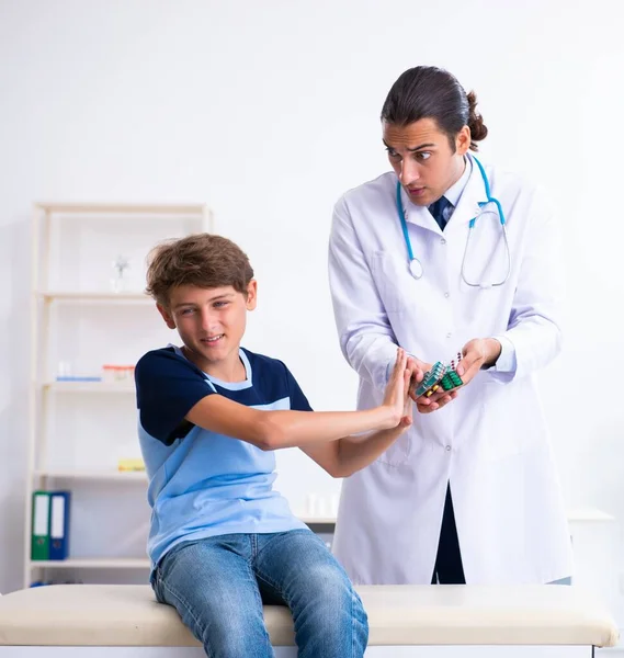 Młody Lekarz Badający Chłopca Klinice — Zdjęcie stockowe