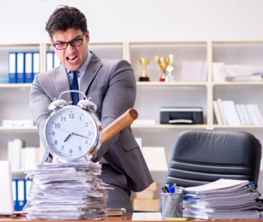 Ofisteki sinirli saldırgan iş adamı.