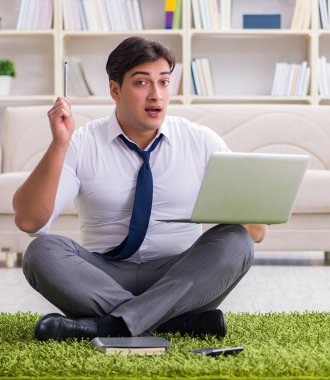 Ofiste yerde oturan işadamı.