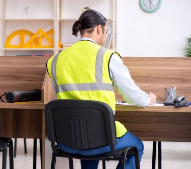 Ofiste çalışan genç erkek mimar.