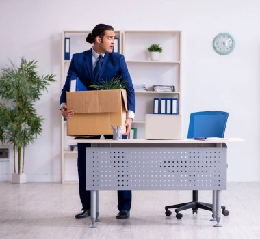 Genç çalışan işten çıkarılıyor.