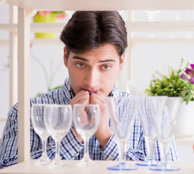 Genç yakışıklı adam dükkandan alışveriş yapıyor.