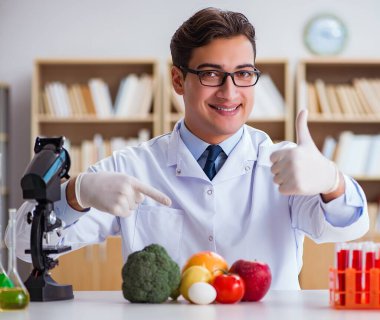 Meyve ve sebzeleri kontrol eden adam.