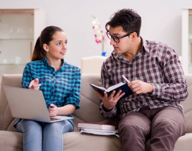 Üniversite sınavlarına hazırlanan öğrenciler