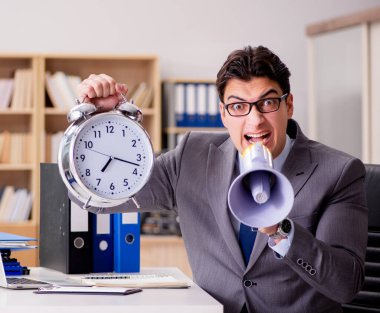 Ofisinde hoparlörlü megafonu olan iş adamı.