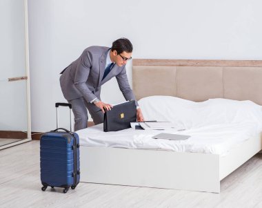 Seyahat sırasında otel odasındaki işadamı.