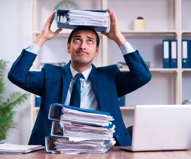 Ofiste çalışan yakışıklı genç işadamı.