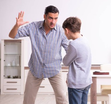 Baba, boynuzunu dövüyor ve cezalandırıyor.