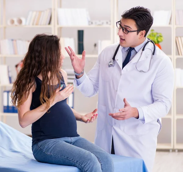 Doctor Examining Pregnant Woman Patient — Stock Photo, Image
