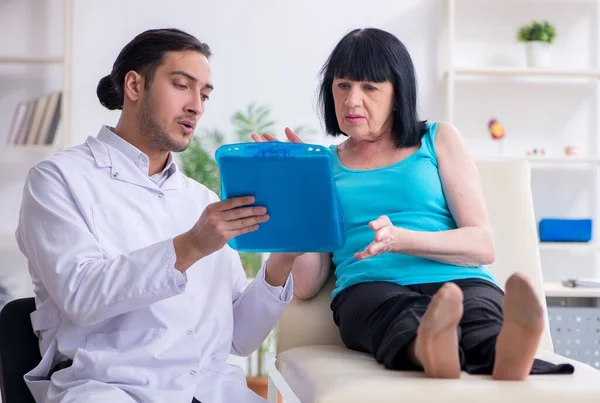 Young Male Doctor Examining Old Female Patient — Stock Photo, Image