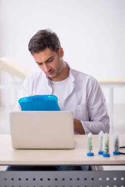 Genç kimyager uyuşturucu sentezi konsepti