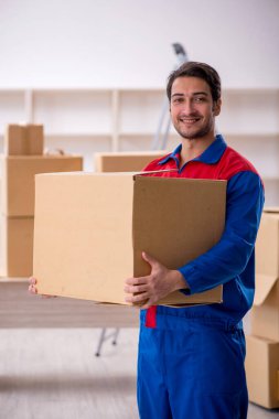 Genç müteahhit evde yer değiştiriyor.