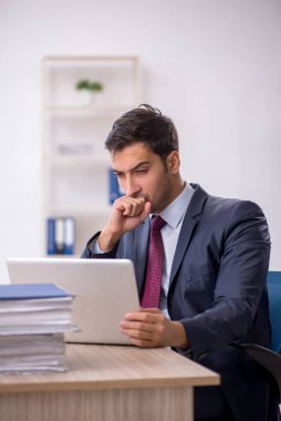 İş yerinde çalışan genç bir işadamı