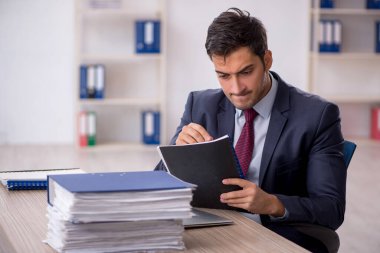 İş yerinde çalışan genç bir işadamı