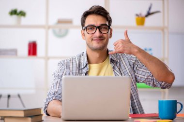 Salgın sırasında evden çalışan genç bir serbest çalışan.