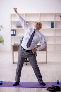 Mola sırasında spor egzersizleri yapan eski bir çalışan.