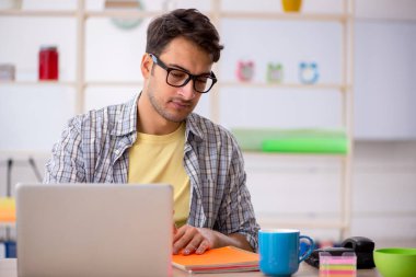 Salgın sırasında evden çalışan genç bir serbest çalışan.