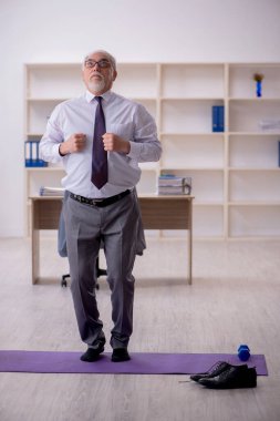 Mola sırasında spor egzersizleri yapan eski bir çalışan.