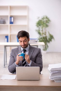 Genç işadamı teneffüste kahve içiyor.