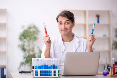 Laboratuvarda çalışan genç bir kimyager.