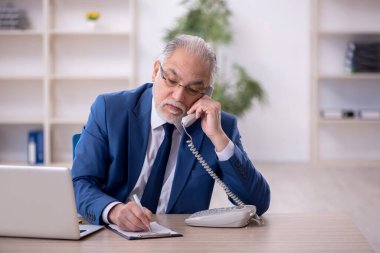 Ofiste çalışan eski patron.