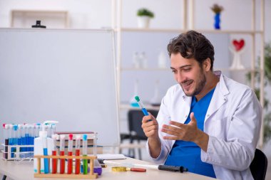 Laboratuvarda çalışan genç bir kimyager.