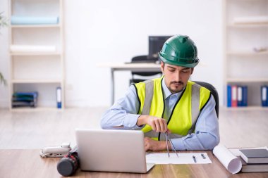 Ofiste çalışan genç mimar.