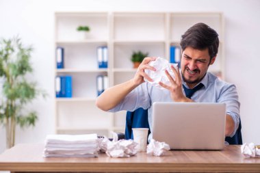 Genç işadamı ofiste yeni fikirleri reddediyor.