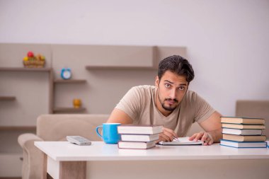Genç öğrenci salgın sırasında evde çalışıyor.