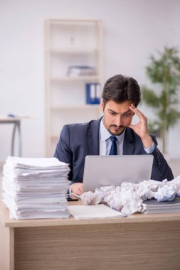 Beyin fırtınası konseptinde genç işadamı