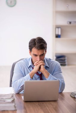 İş yerinde çalışan genç bir işadamı