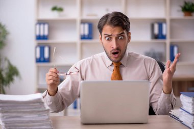 Genç işadamı aşırı işten memnun değil.