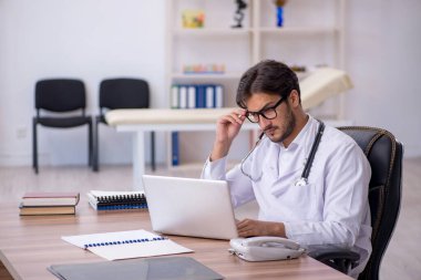 Teletıp konseptinde genç doktor