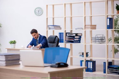 Ofiste çalışan genç bir erkek.