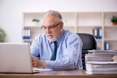 Ofiste çalışan eski bir işadamı.