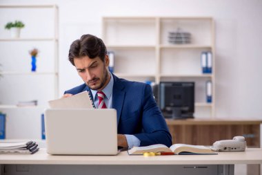 Ofiste çalışan genç işadamı.