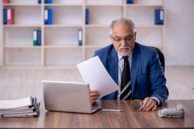 Ofiste çalışan eski bir işadamı.