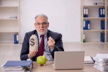 Eski patron maaş konsepti çalışanı.